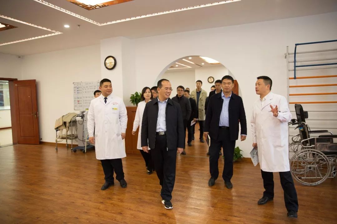 市人大常委会副主任,区委书记田玉军到万山区人民医院调研二期改扩建