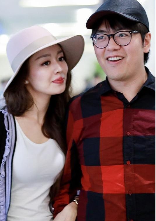 看了吉娜上学时照片 终于明白郎爸为啥说吉娜的鼻子是整的了