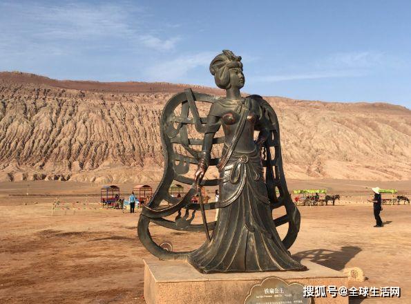 这座雕像就是位于新疆吐鲁番市火焰山风景区的铁扇公主雕像,是国家4a