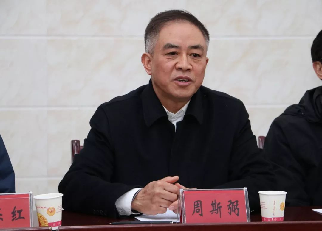 院院长蔺代平▲钟山区人民政府副区长冯艳秋▲举行授牌仪式▲为挂职