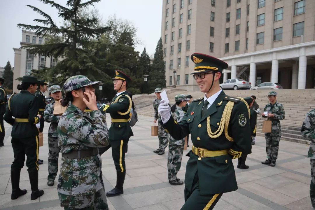 当然是因为没戴去年女队员绣了名字的白手套/没认出给自己拿礼物的女