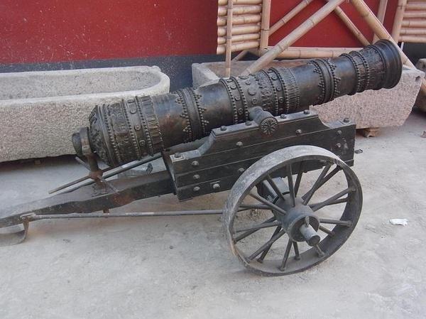 神枪或称飞枪,神机枪,神机火枪,是一种发射箭矢的管形火器,明朝在永乐