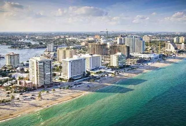 乘坐邮轮首先前往罗得岛州纽波特市,纽约.