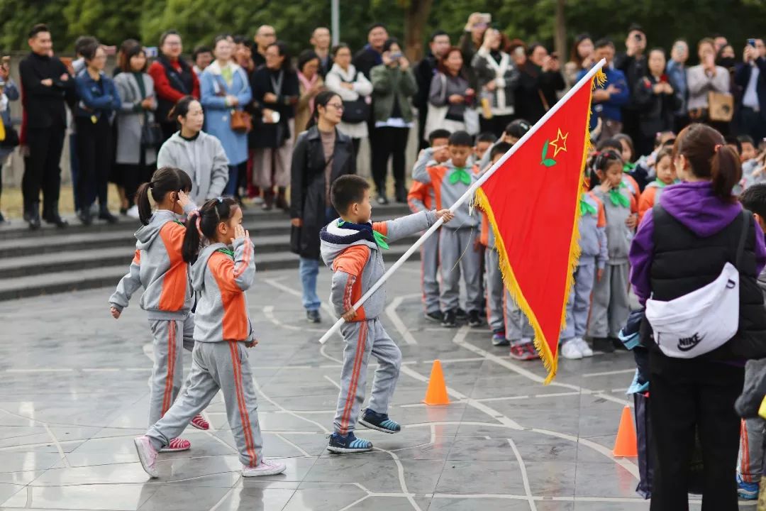 出旗时,我们用挺拔的身姿,规范的团礼,尽显儿童团员的风采.