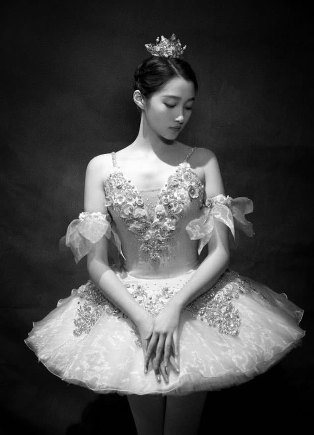 关晓彤钟楚曦金鸡奖同台跳芭蕾两人身材对比明显关肩宽腰粗