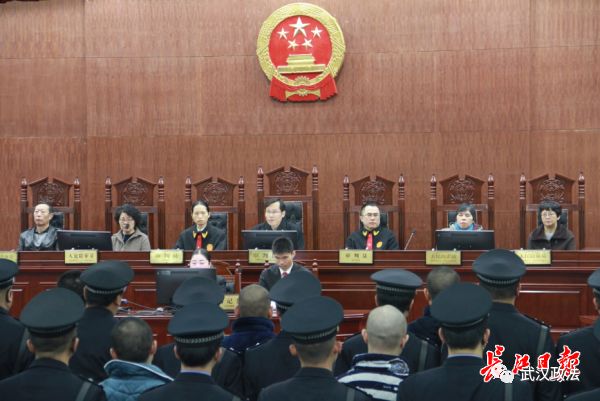 有江夏区人民法院判处的曾玺等16人涉黑团伙:以张郑湖渔场为据点,以