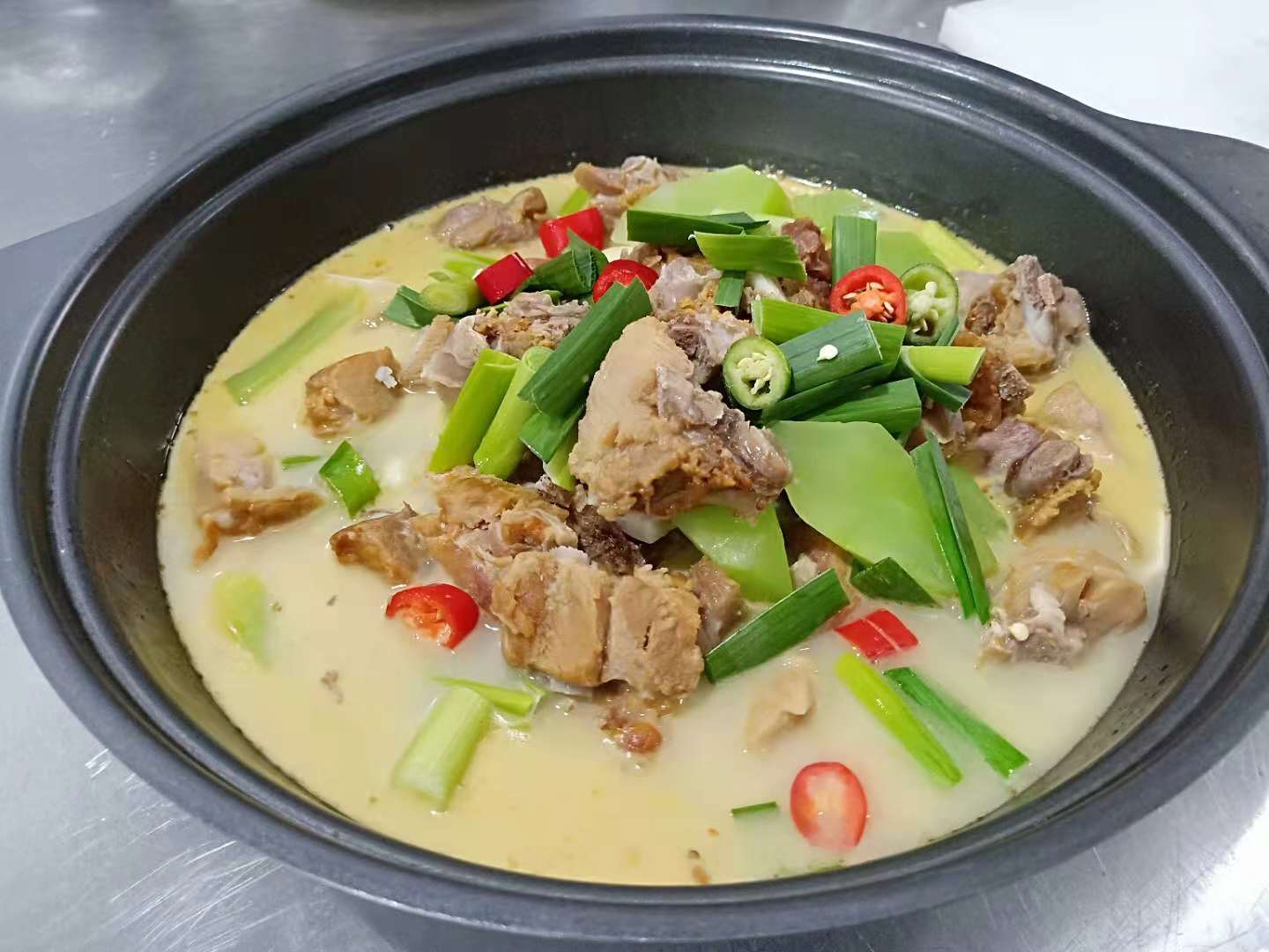 腊排骨火锅是一种美食,弥壶私房菜的腊排骨是用猪肉排骨,加适量食盐