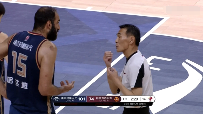 将王非驱逐出场的裁判梁斌,正是吹罚新疆男篮与广东宏远那场焦点大战