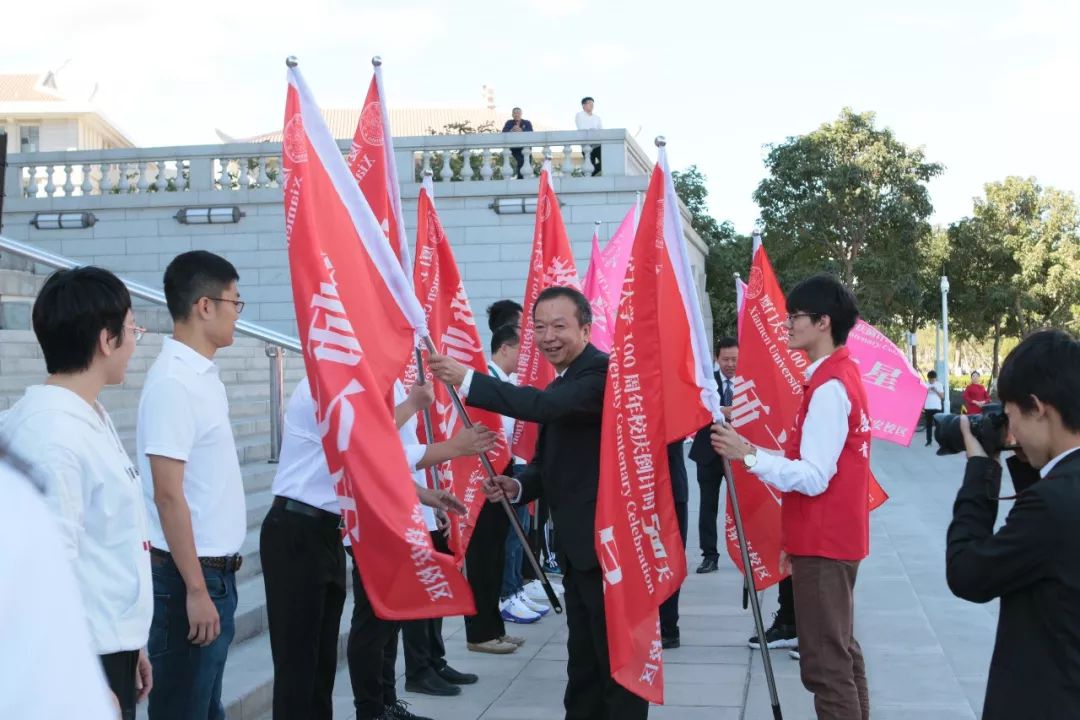党委书记张彦,校长张荣,原校党委书记王豪杰,厦门大学校友总会理事长