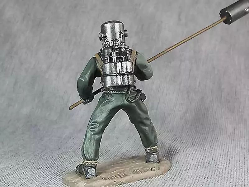 比神风特攻还变态日军躲在海底用竹竿绑上水雷捅美国军舰