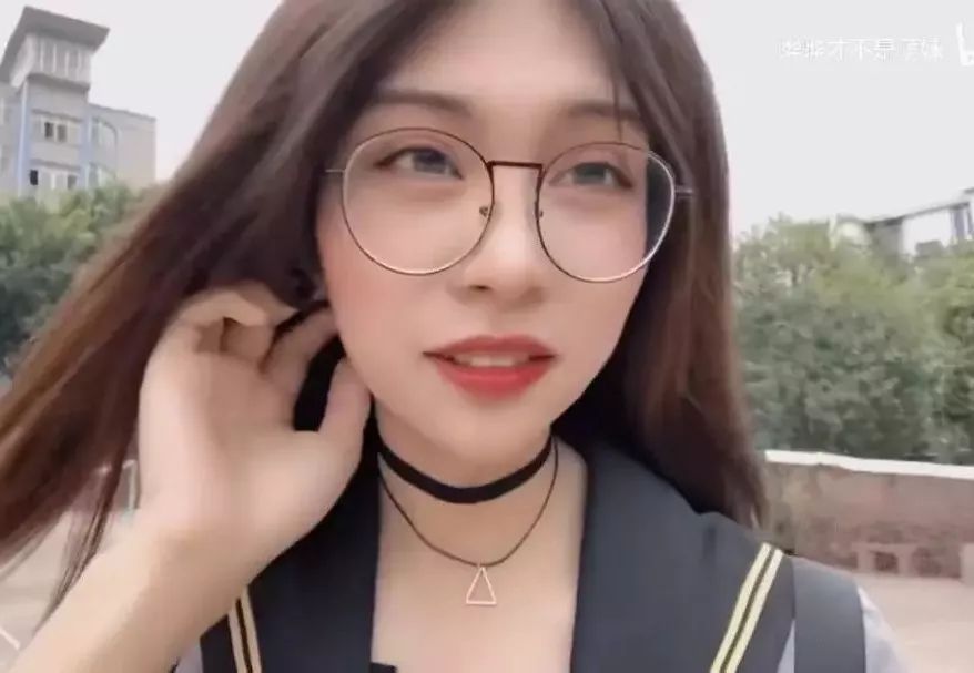 女装大佬称在按摩店被猥亵煽动粉丝给店家差评却被扒出曾恶意敲诈