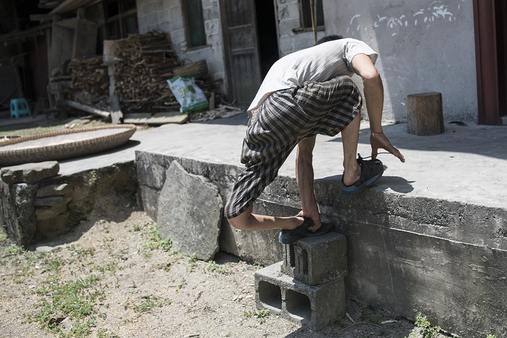 50岁男子自幼残疾爬行着照顾年迈而又残疾的双亲