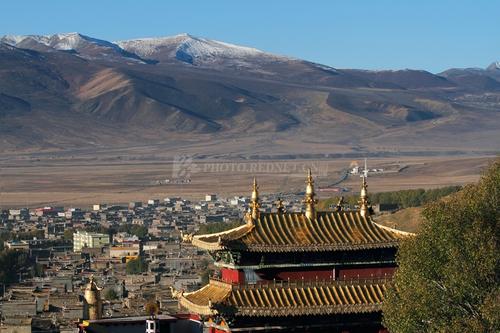 位於四川省西部,甘孜藏族自治州西南部,縣政府駐地高城鎮,海拔4014