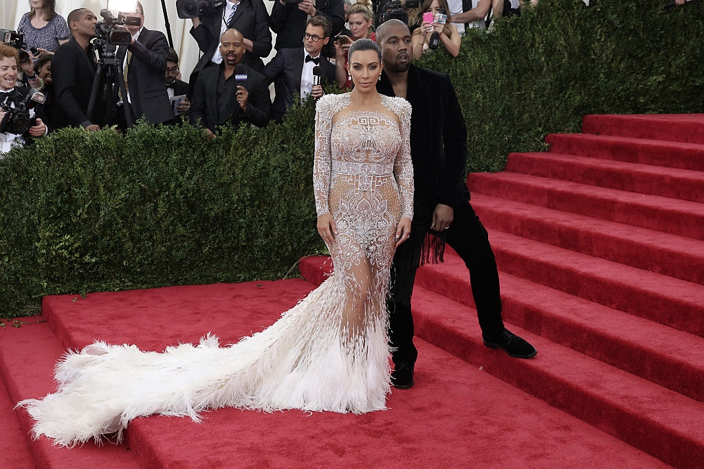 从小跟班到时尚巨星,金·卡戴珊亲自回顾13年时尚进阶史_帕里斯