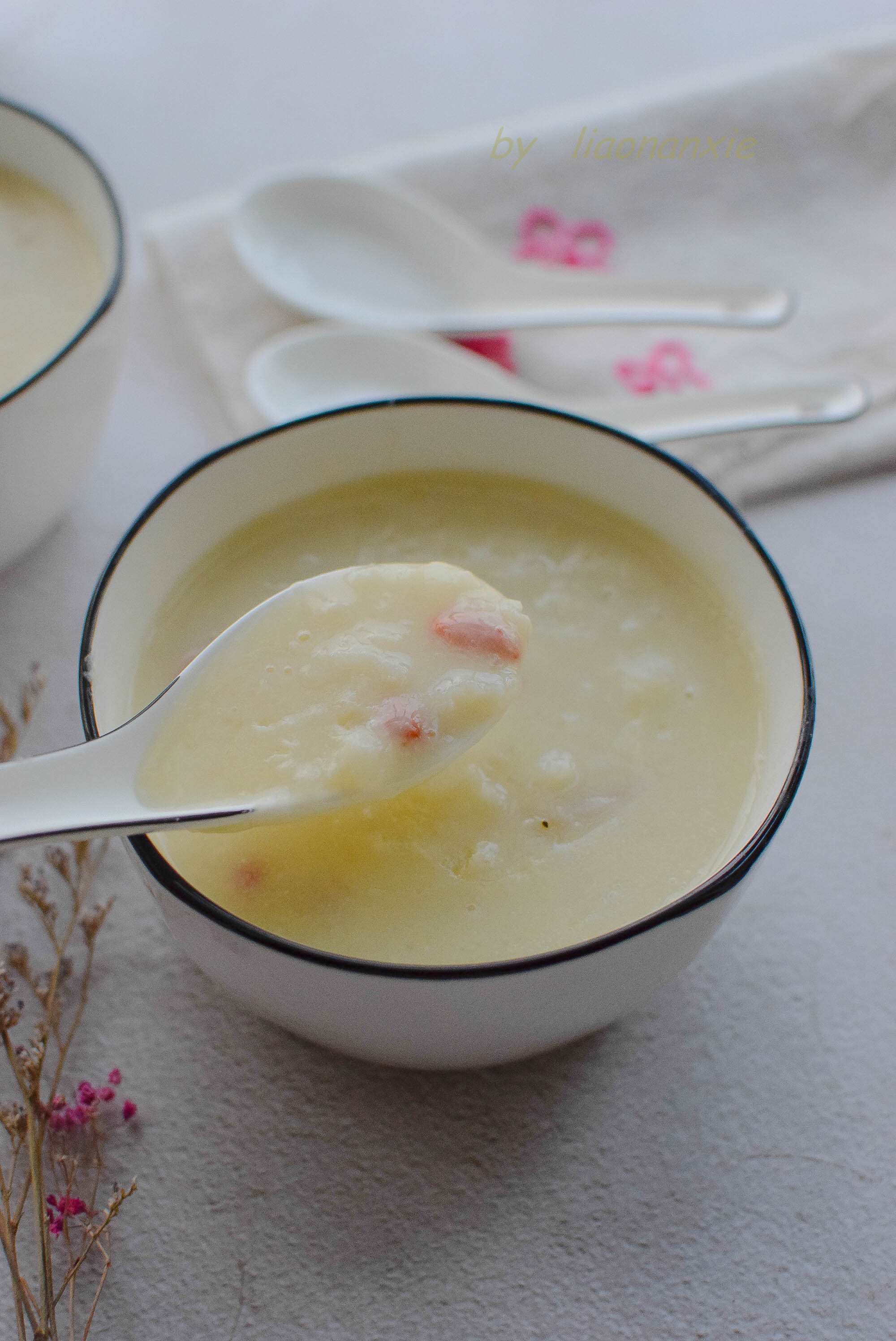 除了大米,糯米,山药和黄豆之外,还可以加入红枣,百合,枸杞,玫瑰花等