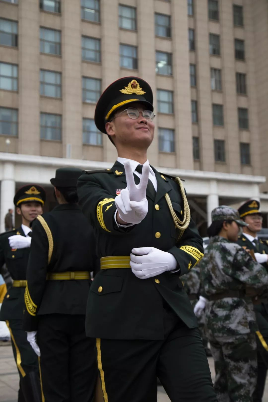 当然是因为没戴去年女队员绣了名字的白手套/没认出给自己拿礼物的女