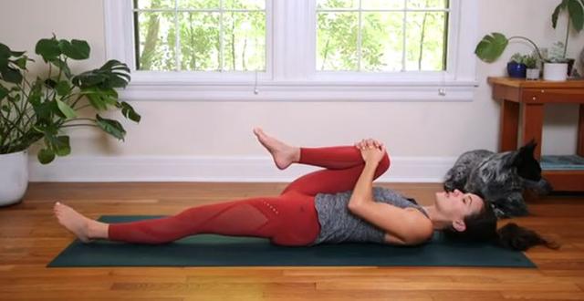 单腿除风式练习收益:按摩腹内脏器,增强腹肌力量,改善便秘和胃胀气