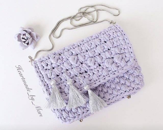 用布条线钩包包,一天能钩好几个