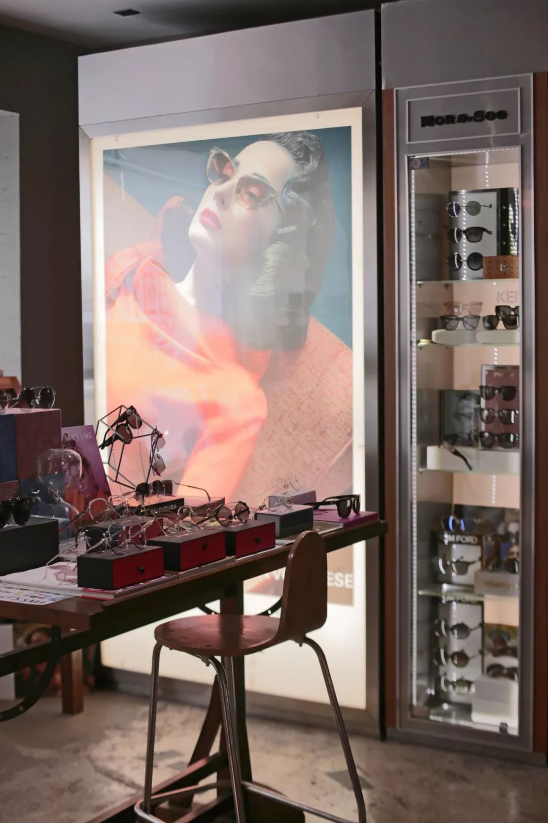 店面空间不大,却汇聚了gucci,dita,tom ford,乔治阿玛尼,日本经典手作