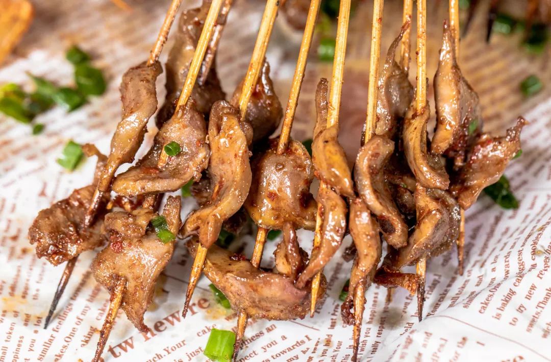 鸭肾经过碳火翻烤过后的牛油,外焦里嫩,带有油脂,一口下去,令人回味