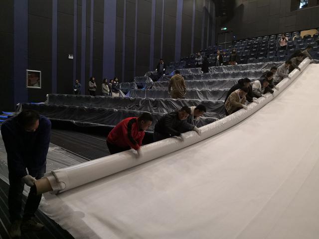 和媒体朋友的共同协作下,经过一个小时的努力imax幕布成功挂上银幕架