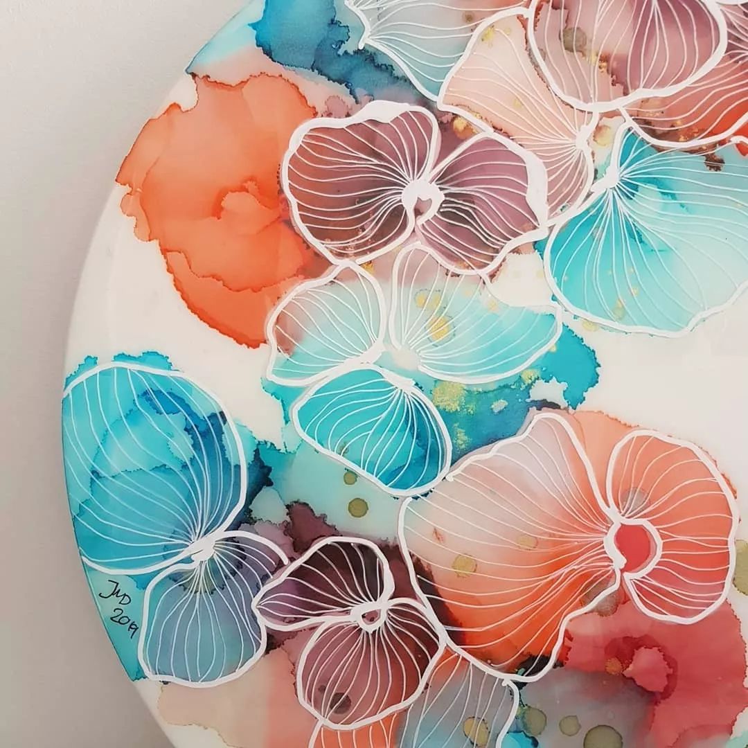 可以呈现出色彩斑斓的线描花▼添加一些绿叶,让画面更丰富,更有层次感