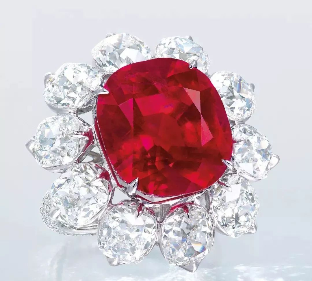 山茶花别针镶嵌多种切割和尺寸的珍罕红宝石,捕捉山茶花的质感和美态