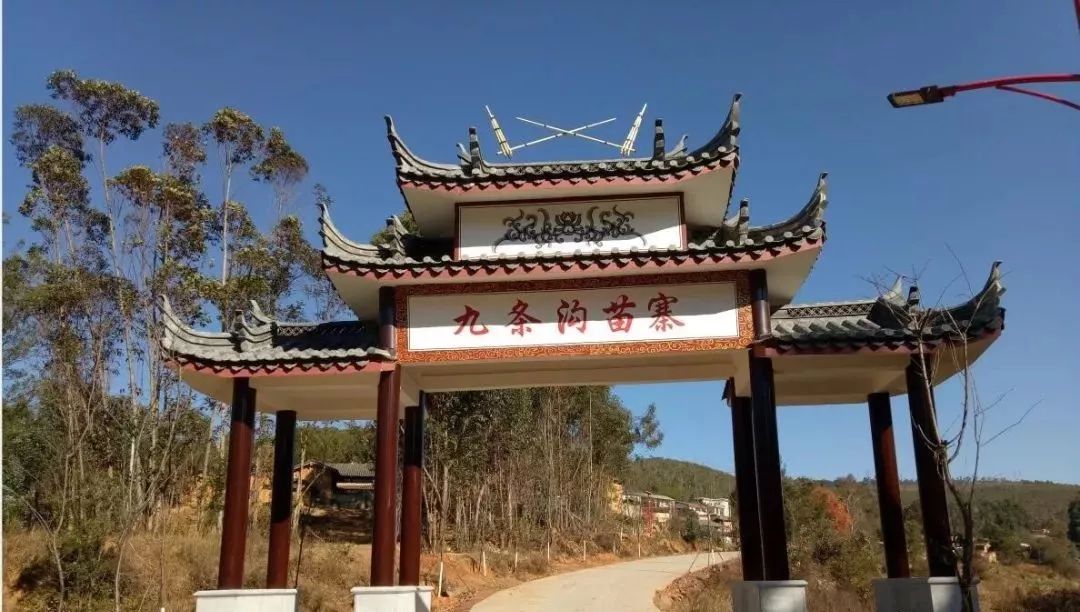 熊家村隶属于牟定县江坡镇高平村委会,位于牟广公路沿线,距离县城9