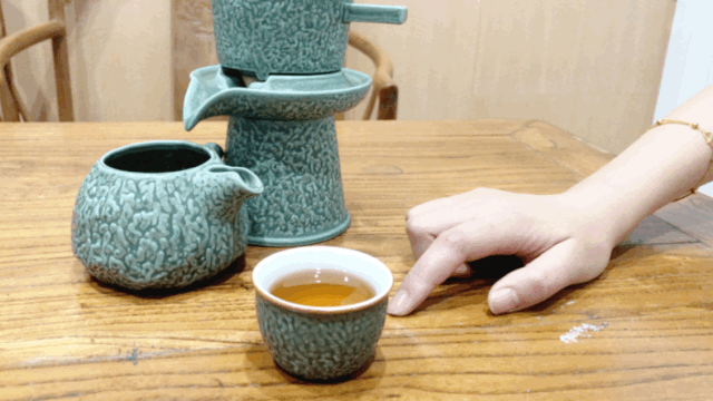 抱拳作揖食指中指一起敲同辈给你倒茶敲桌面一般敲三下意为五体投地