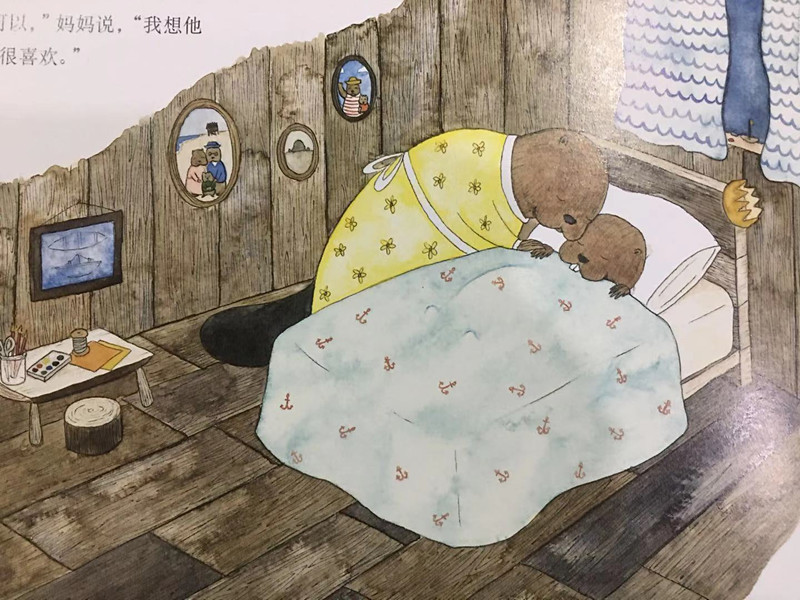 是等小海狸睡着后,一个人悄悄来到海滩,捡起那一艘艘搁浅回岸的小木船