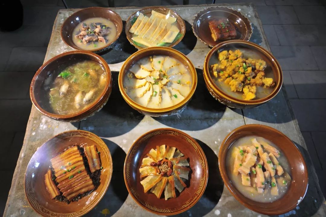 九大碗主菜构成"九大碗"还有其独特的美食"九大碗"除了古镇的建筑风俗