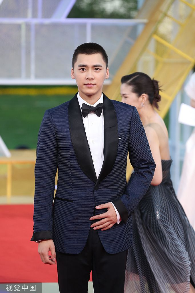 状态超棒!李易峰圆寸西装现身32届金鸡奖红毯