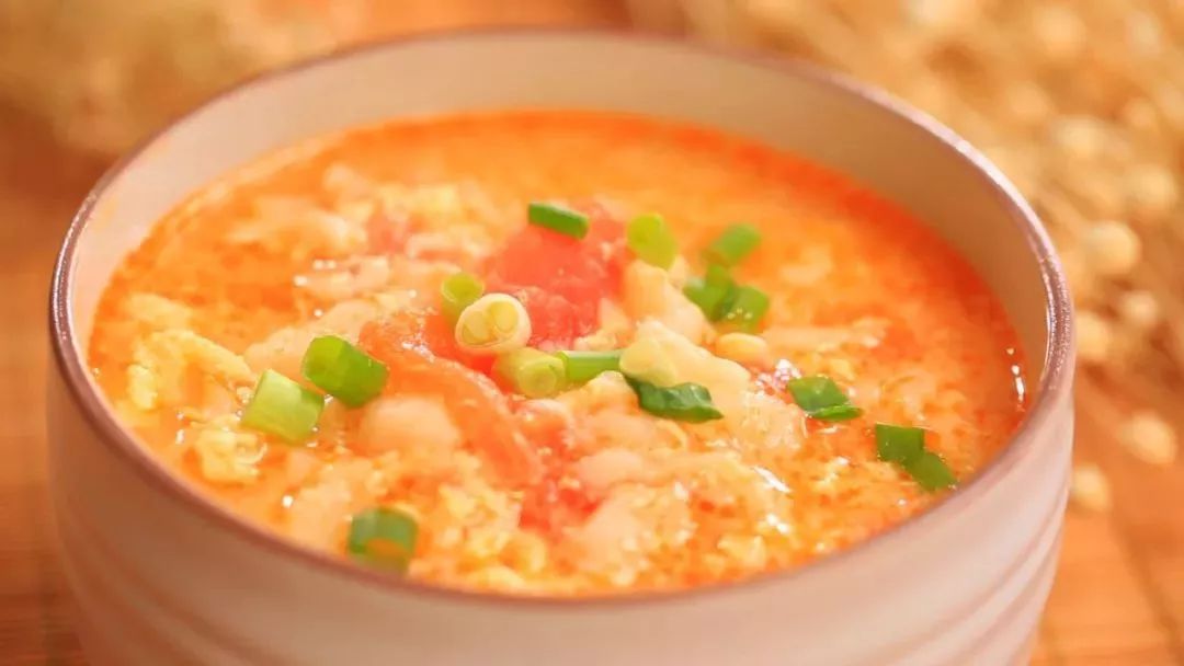 *疙瘩汤东北疙瘩汤的面疙瘩很小,颗粒分明,很容易消化,适合做早餐.