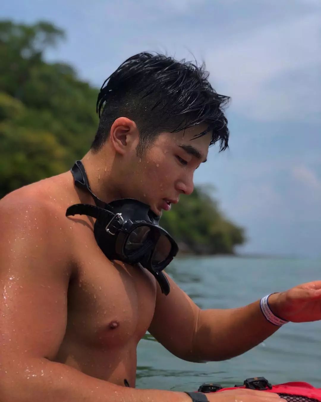 肌肉男穿超小短裤