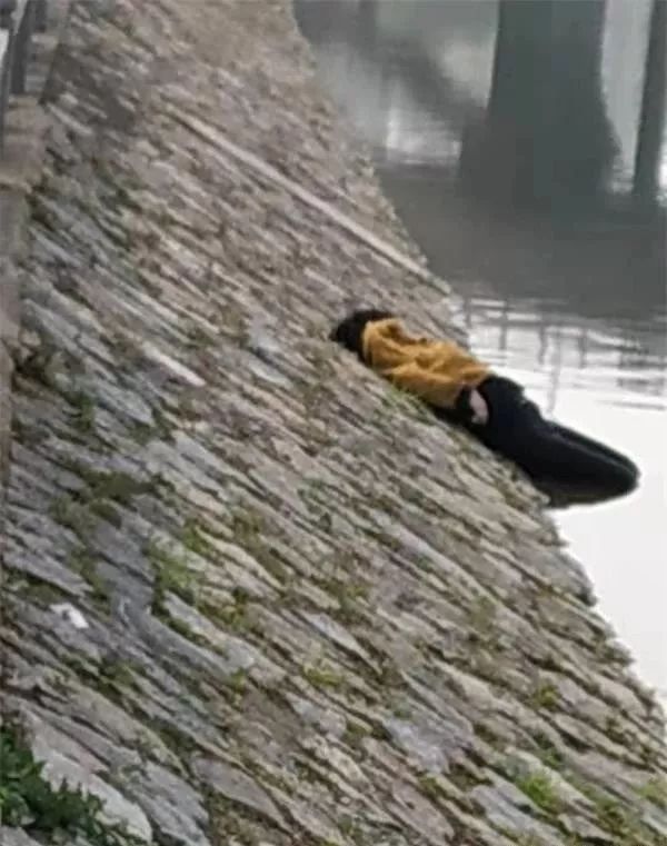 突发昨天下午西峡不远处某河面惊现一女孩浮尸视频