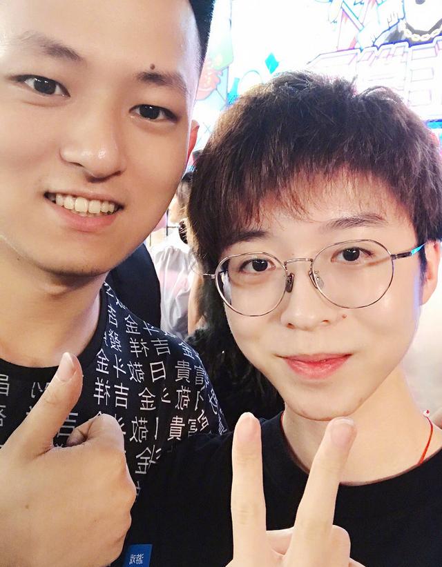 嗨氏到底有多正能量为贫困山区捐赠图书粉丝不愧是我偶像