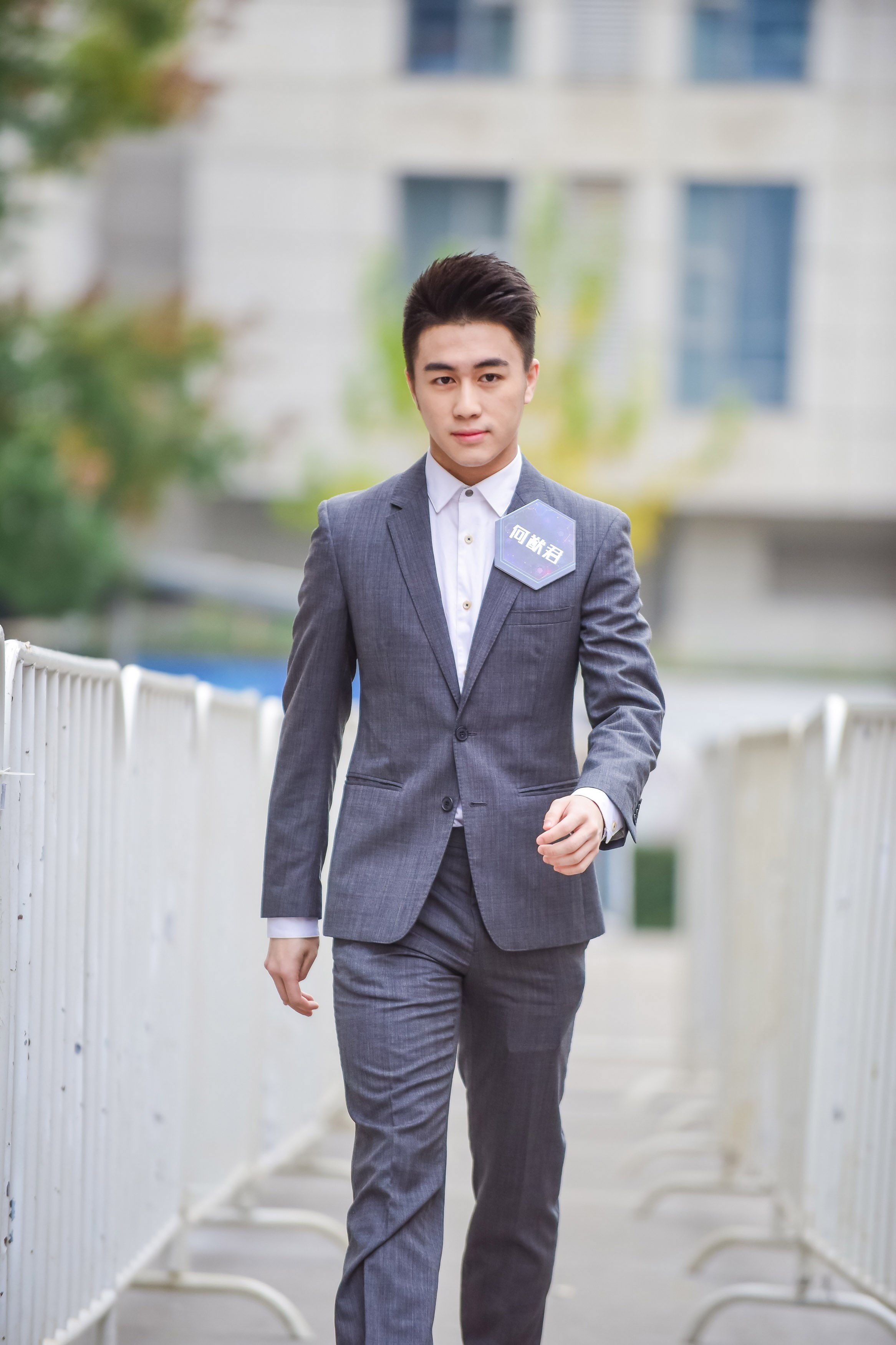 何猷君在线怒怼网友,15字让人无言以对_豪门