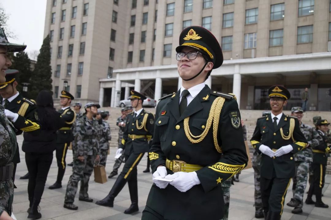 当然是因为没戴去年女队员绣了名字的白手套/没认出给自己拿礼物的女