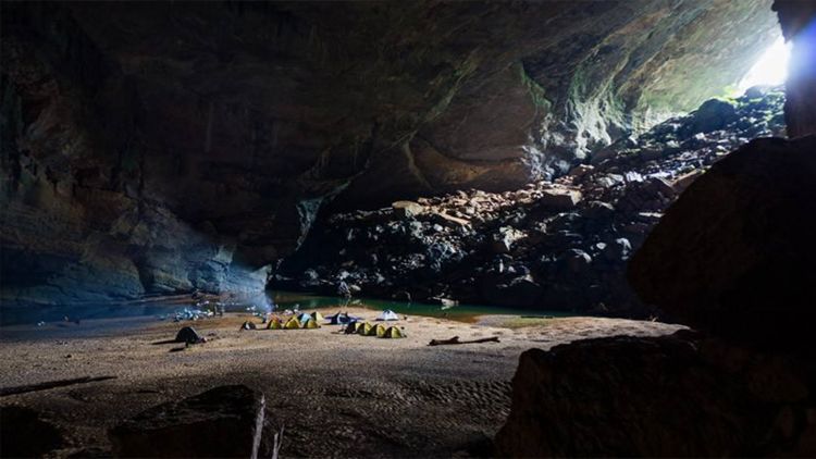 印尼爪哇谷洞图片
