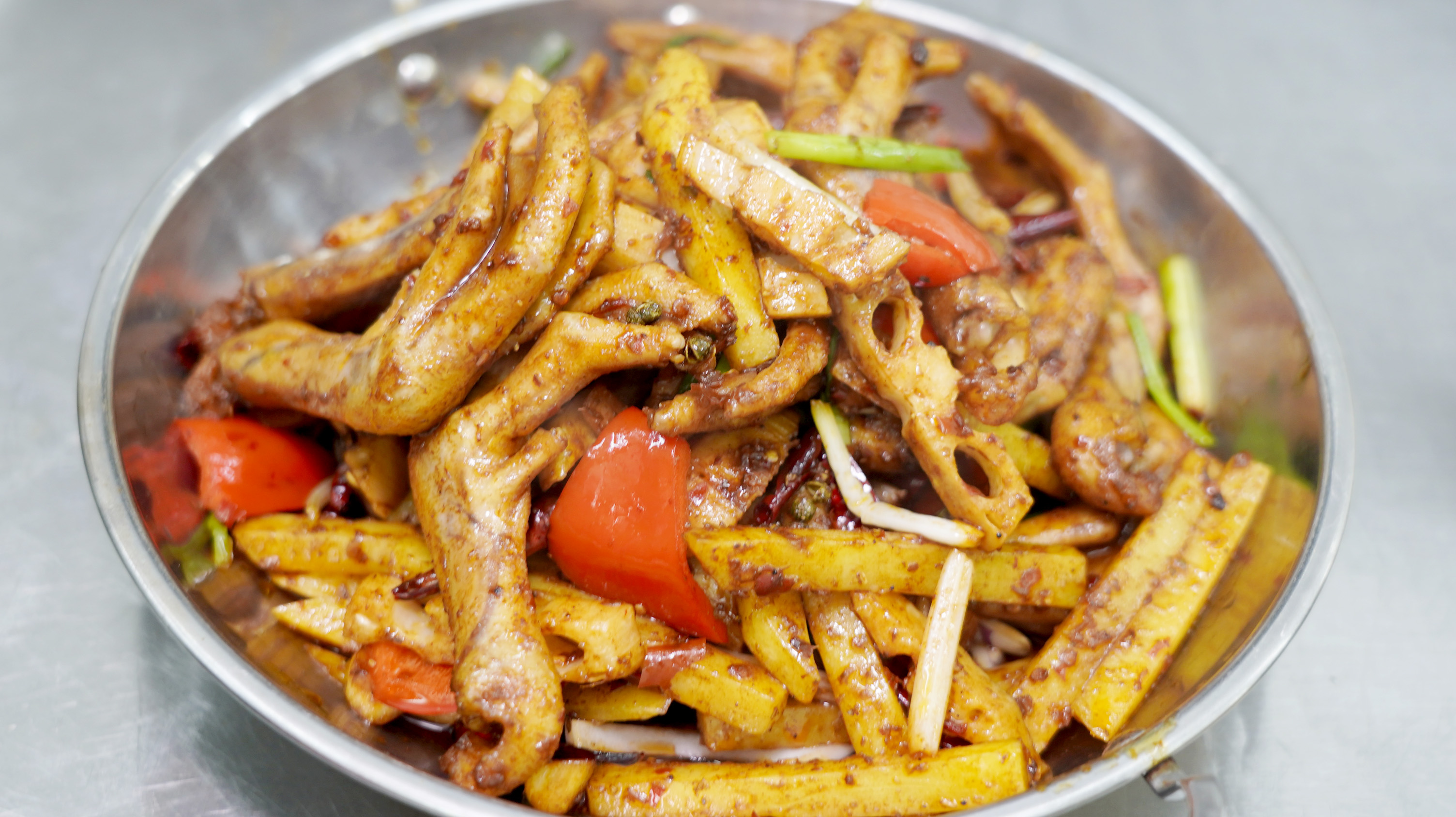 原创厨师长教你干锅鸭脚的家常做法边加热边吃全身都暖暖的