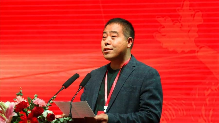 公司制剂开发部经理邹少丰先生,新瑞丰公司作物经理邹武龙先生一同为