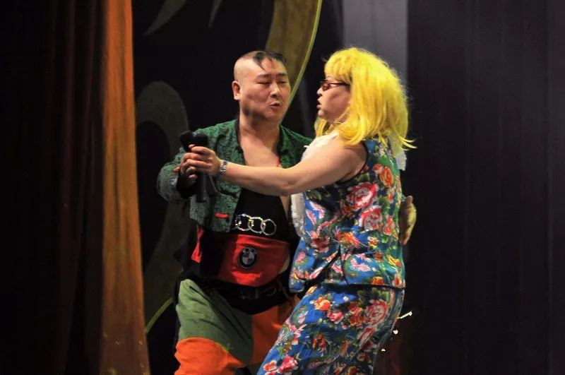 她是当今舞台上少有的"女丑",有"小高秀敏"的美誉,她来自肇东._李毛毛