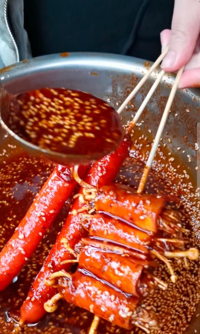 街边夜市商场超市都有它的身影火爆小吃烤面筋的制作方法