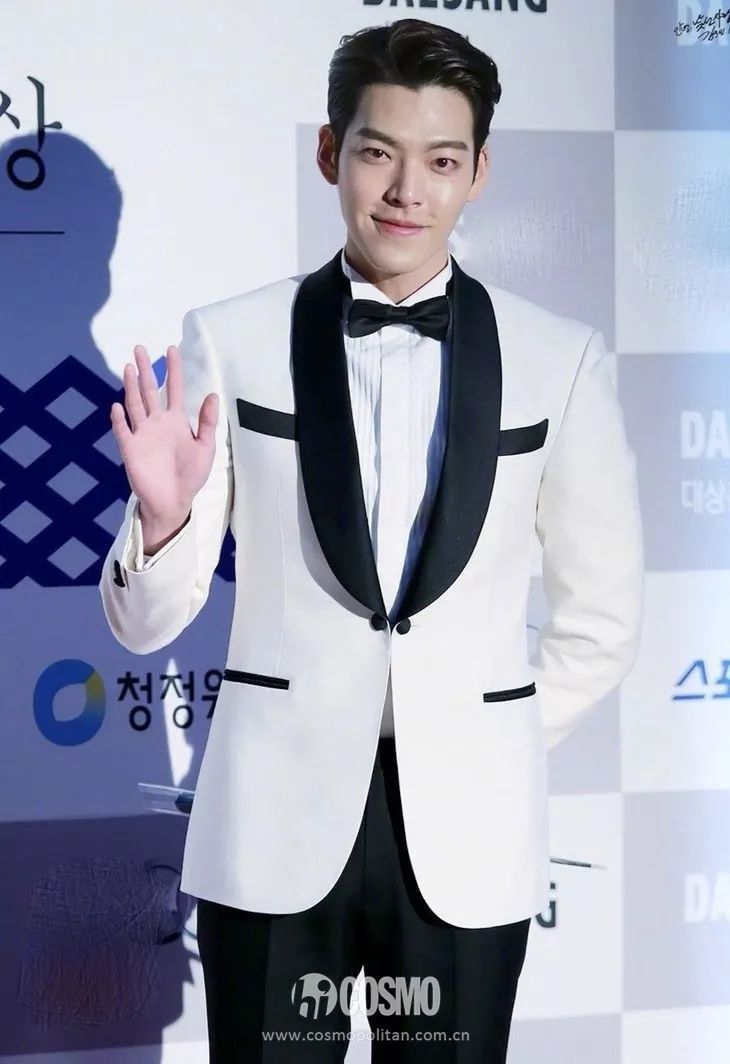 金宇彬李英爱身穿黑色蕾丝晚礼服亮相,皮肤白皙透亮,状态好到爆炸.