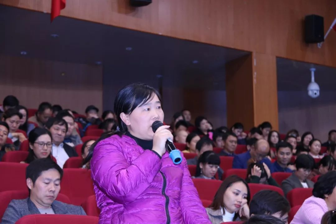 主讲嘉宾金灿老师▲主持人:年级组长周传树老师本场家长会共有12个