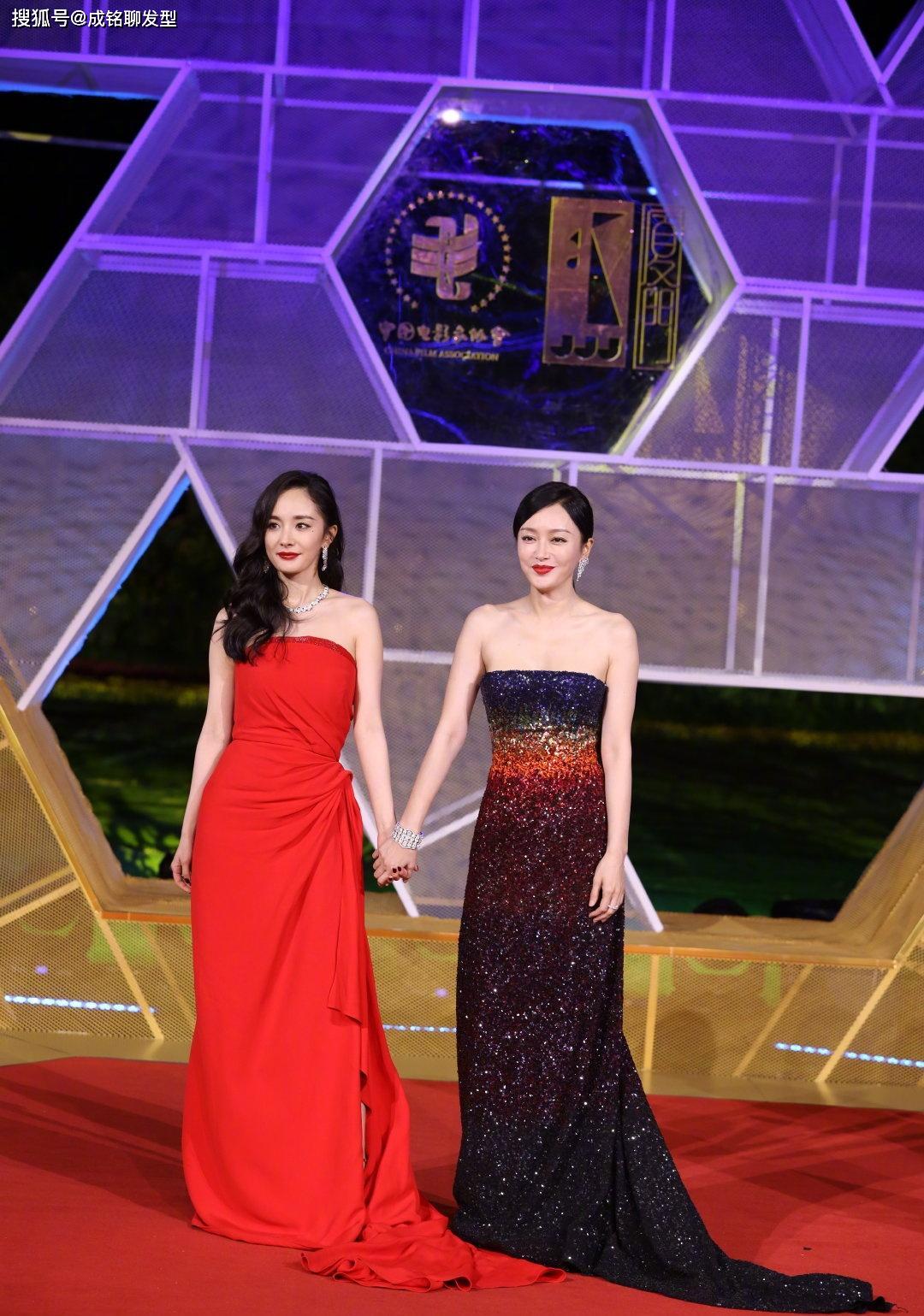 金鸡奖杨幂秦岚同框,同穿抹胸礼服美艳动人,论性感秦岚更胜一筹