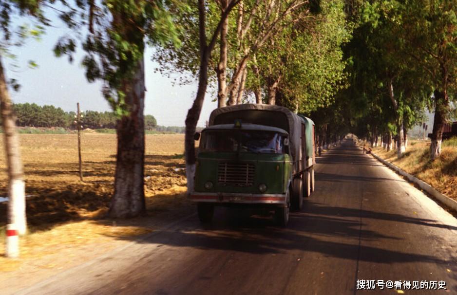 老照片1988年的阿爾巴尼亞中國援助的的老解放卡車