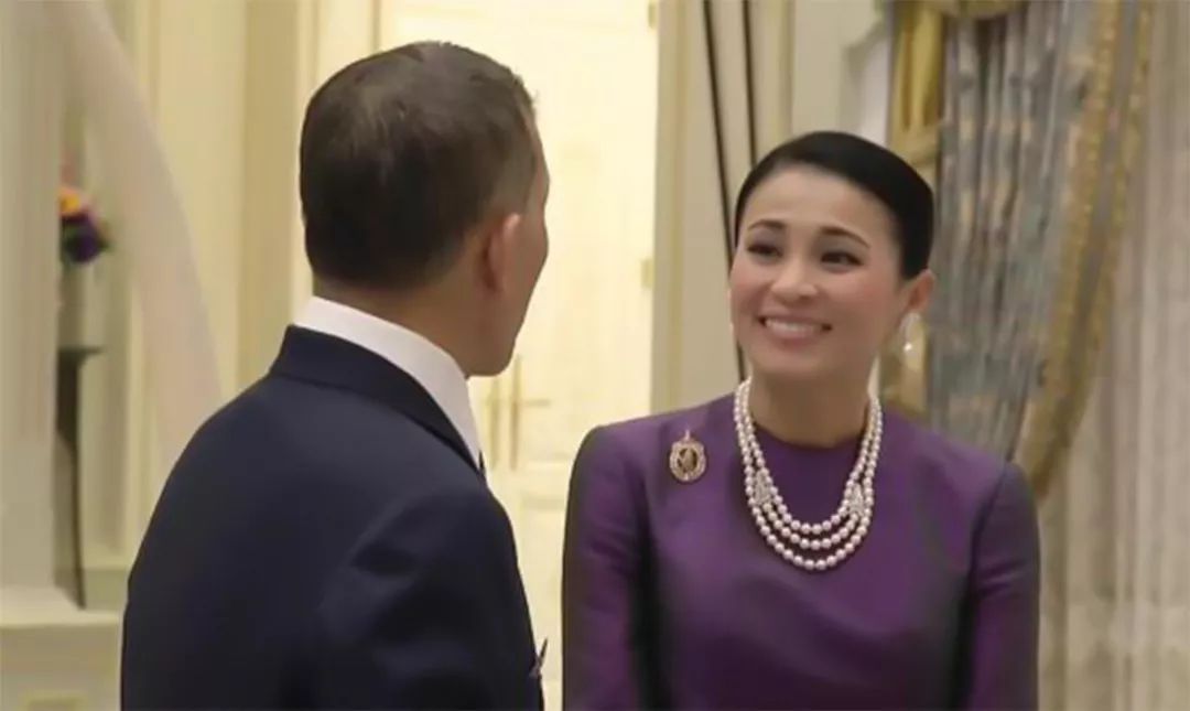 原创玛哈国王站在娇妻画像前和苏提达深情对望薄情郎笑成孩子样