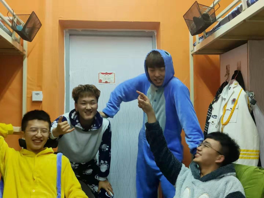 【原创殿堂】我和我室友的合照