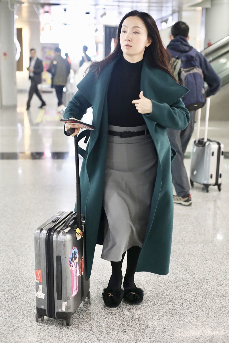 47岁陶虹素颜亮相机场穿墨绿色大衣配长裙尽显温柔气质